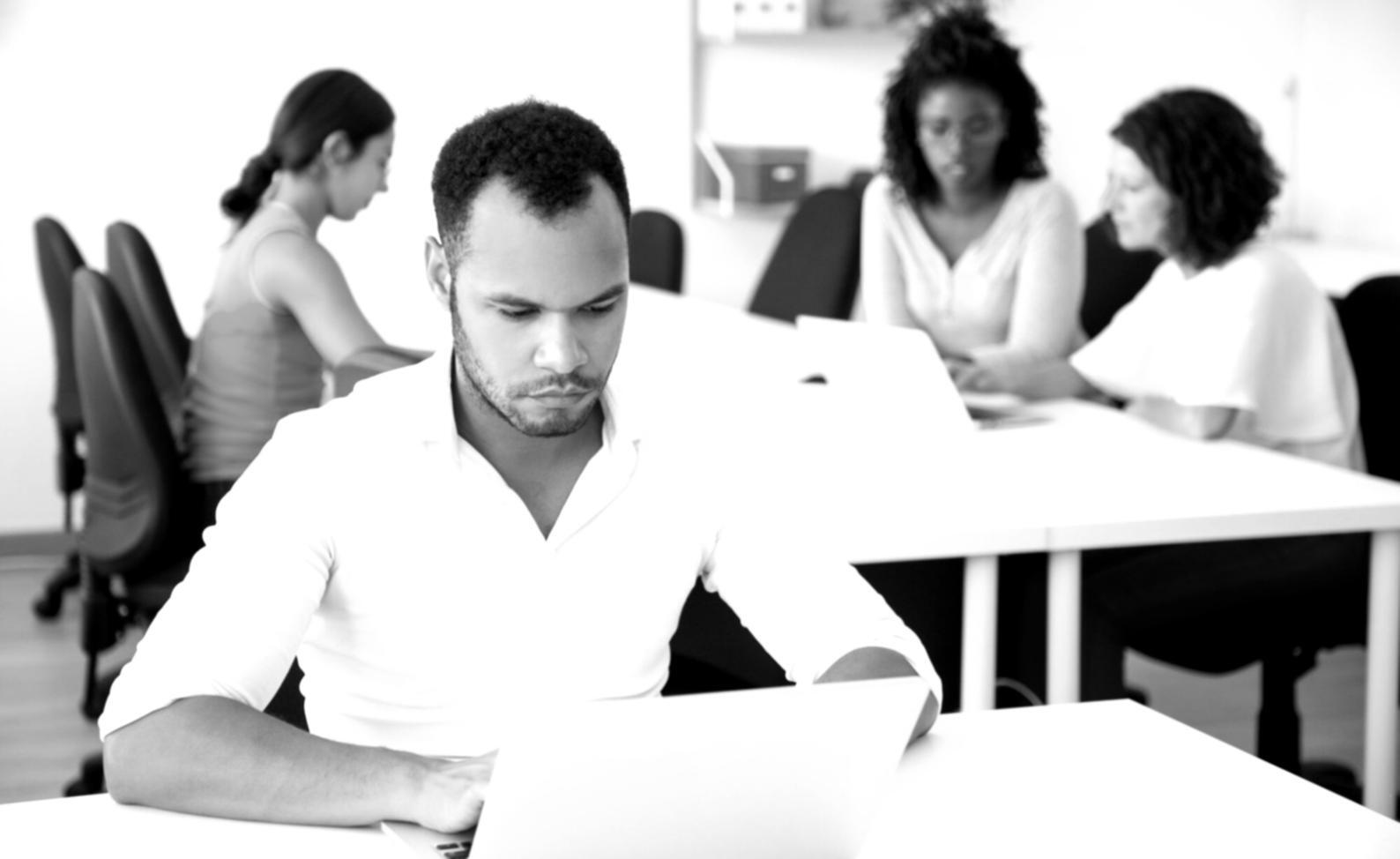 Formation en analyse financière avec des professionnels utilisant des outils d'analyse modernes
